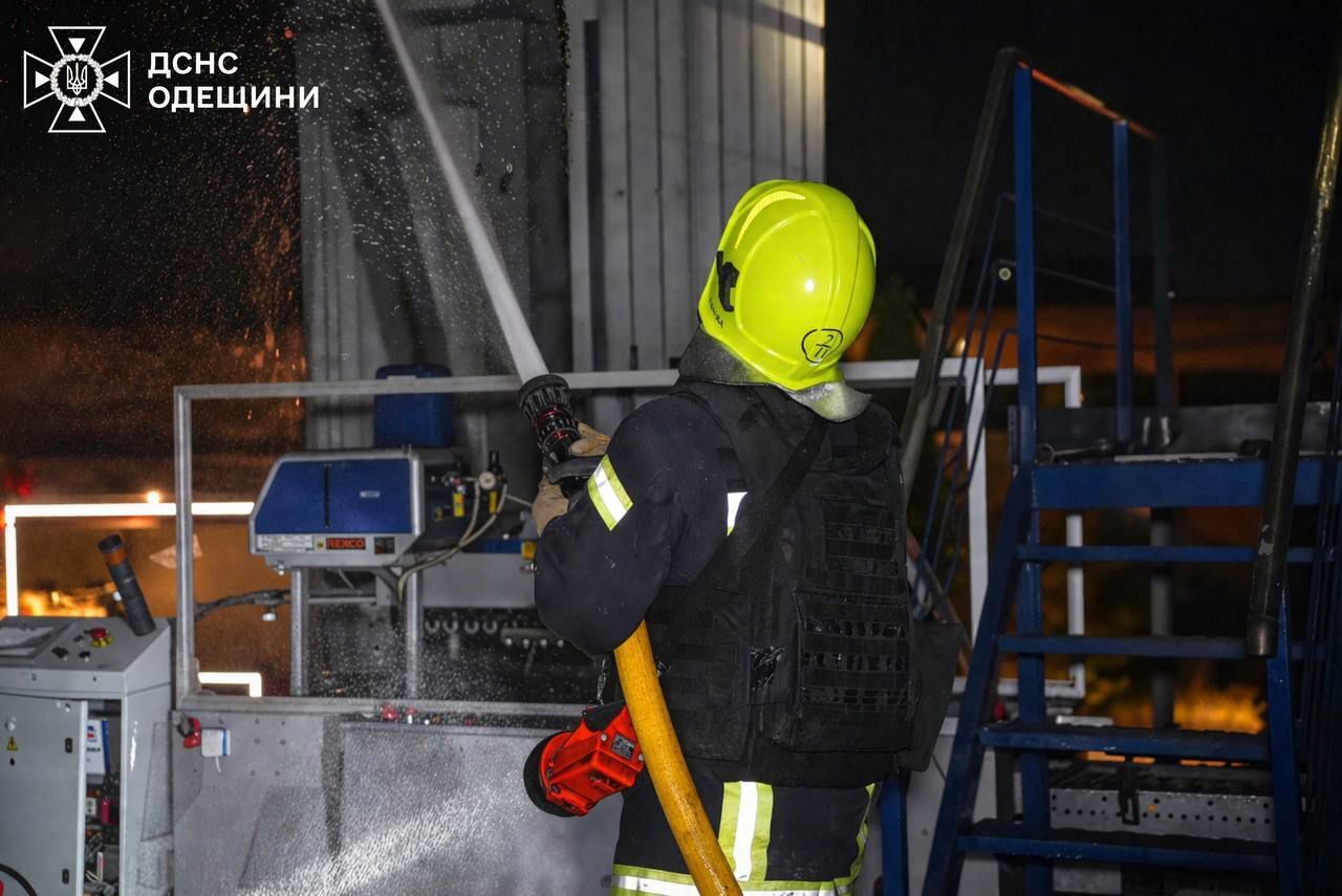 На Одещині ворог атакував портову інфраструктуру та житлові будинки: є загиблі та поранені. Фото та відео