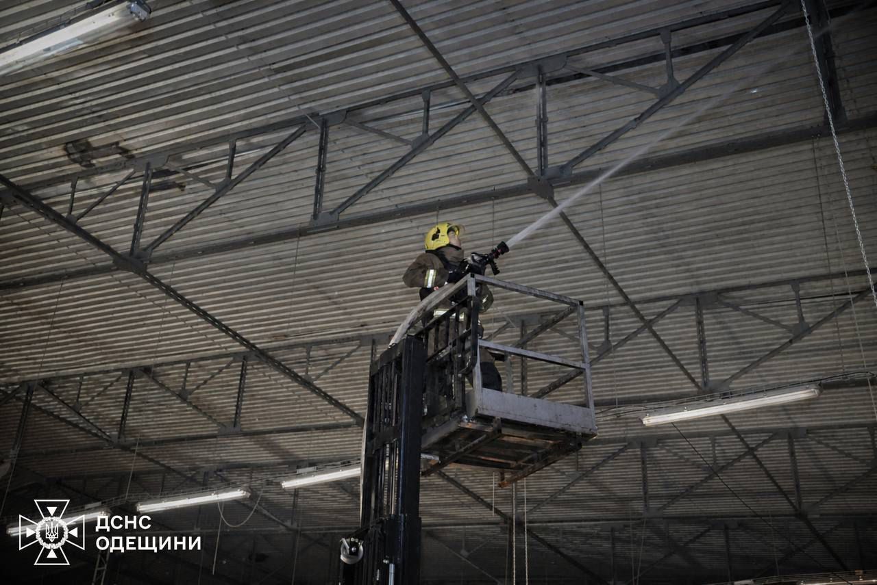 На Одещині ворог атакував портову інфраструктуру та житлові будинки: є загиблі та поранені. Фото та відео