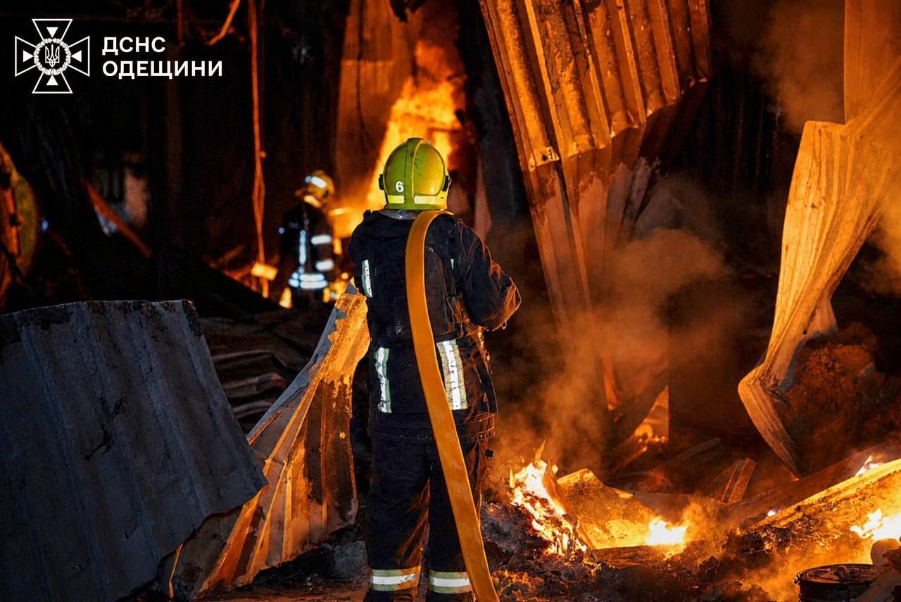 На Одещині ворог атакував портову інфраструктуру та житлові будинки: є загиблі та поранені. Фото та відео