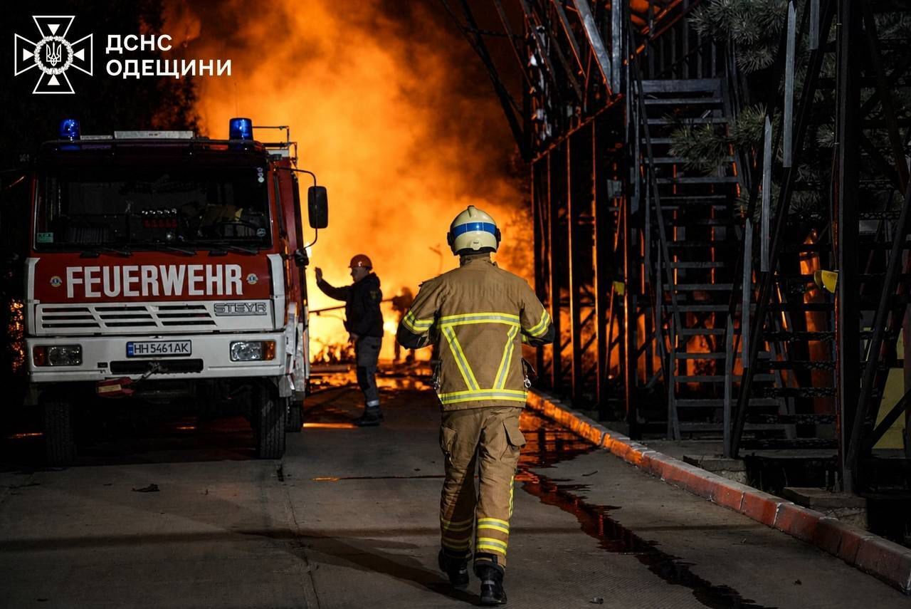 На Одещині ворог атакував портову інфраструктуру та житлові будинки: є загиблі та поранені. Фото та відео