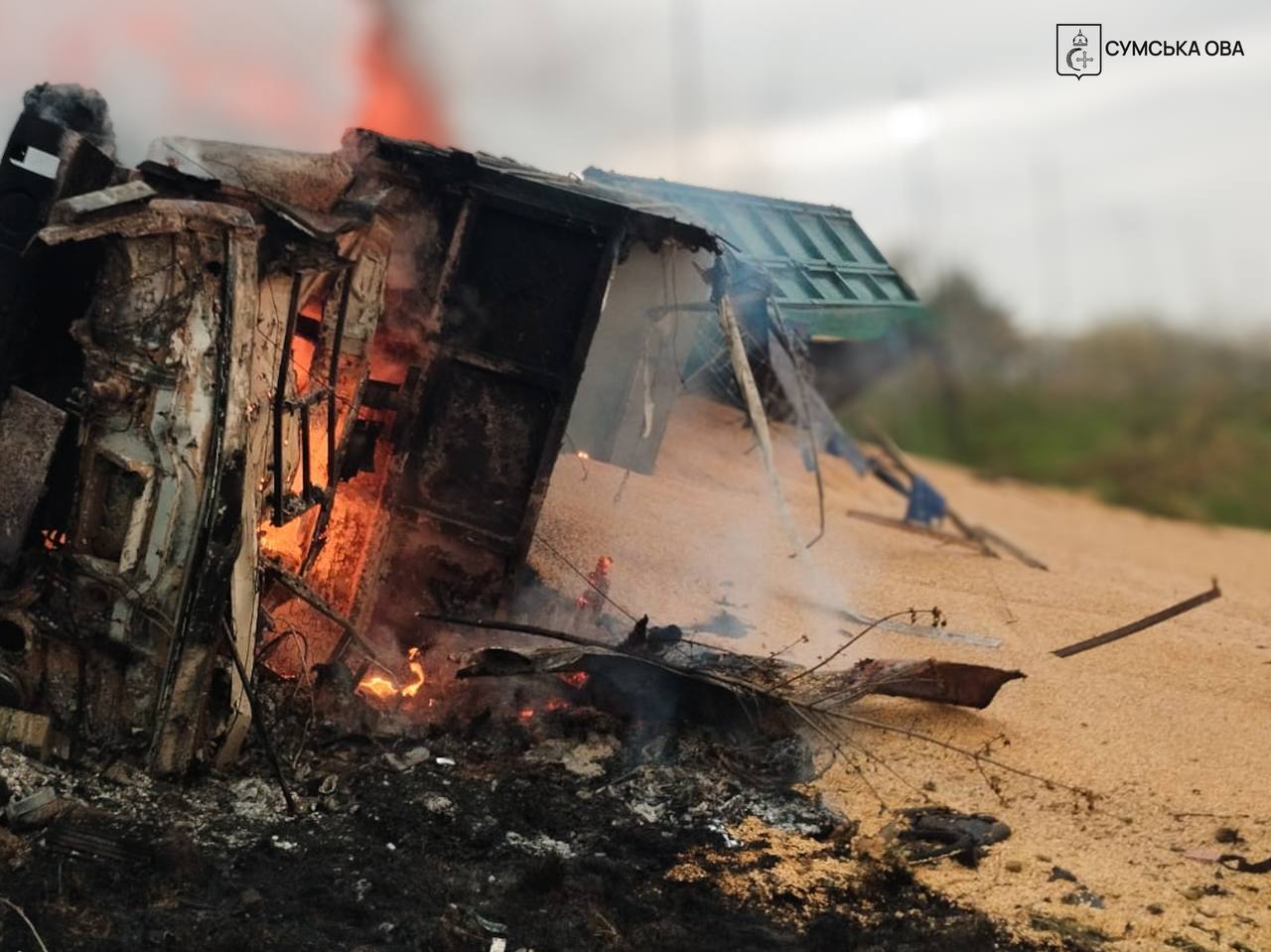 На Сумщині ворожий дрон прицільно атакував зерновоз: водій поранений