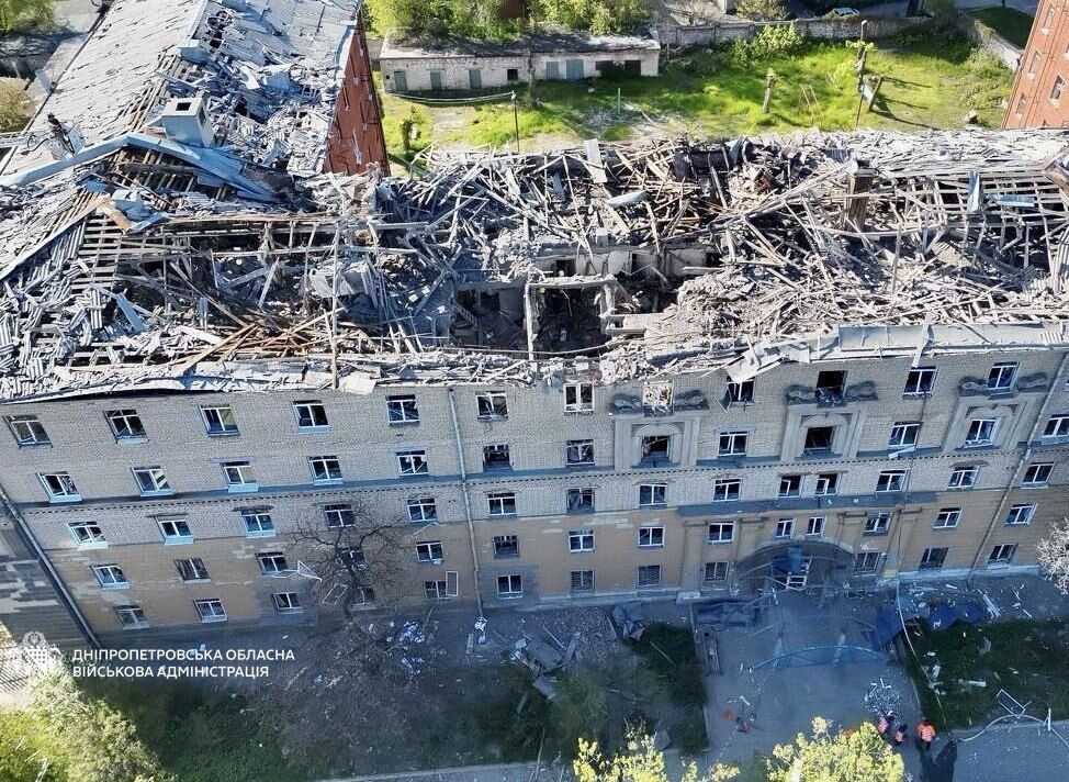 Війська РФ атакували гуртожиток у Дніпрі: є жертва і понад 10 поранених. Фото
