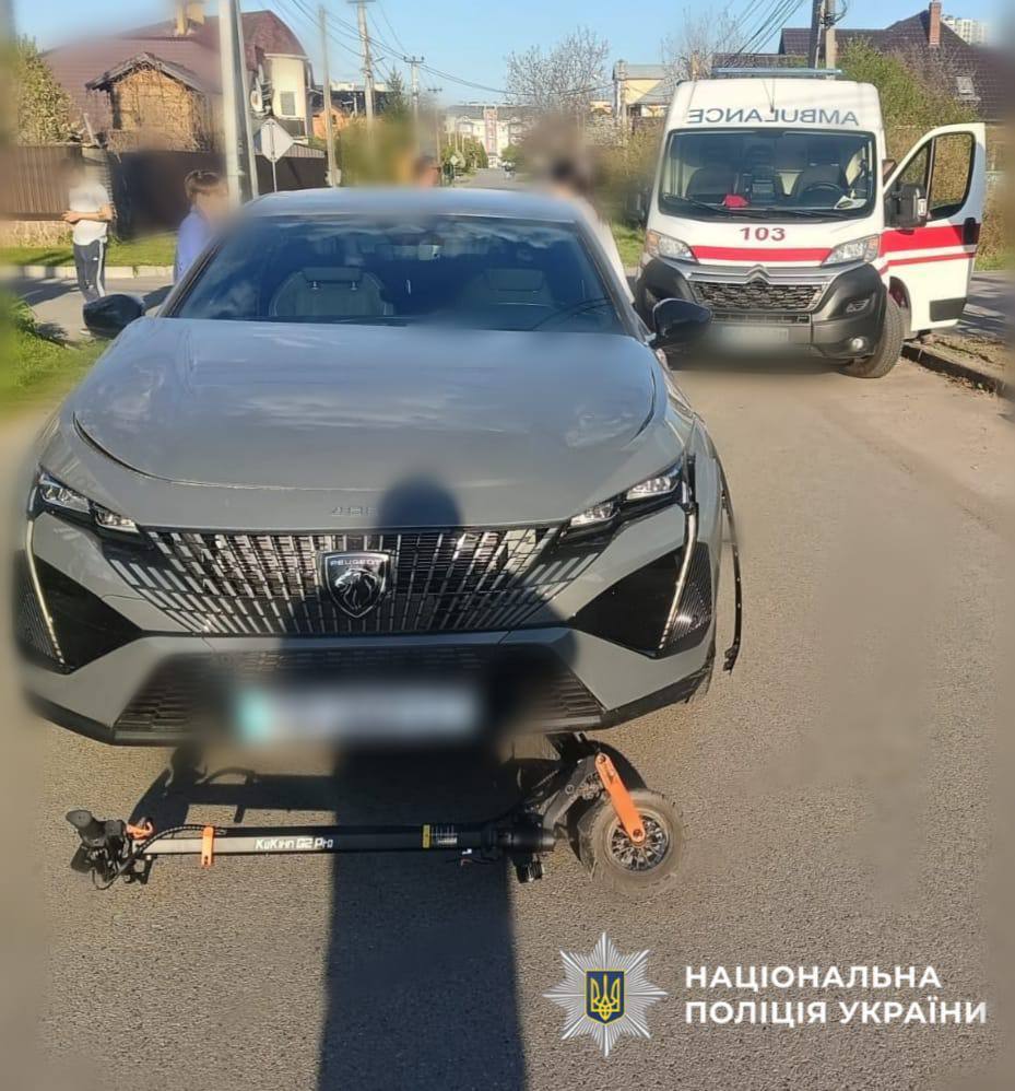 На Київщині легковик зіткнувся з електросамокатом із дітьми: загинув 10-річний хлопчик. Фото