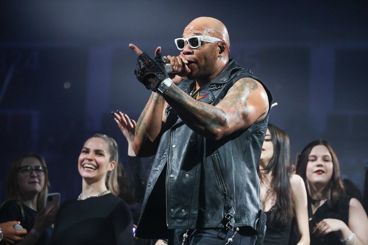 Хитмейкер 2010-х Flo Rida дал концерт в Москве и признался россиянам в любви: в аэропорту его встретили медведи с балалайками. Видео