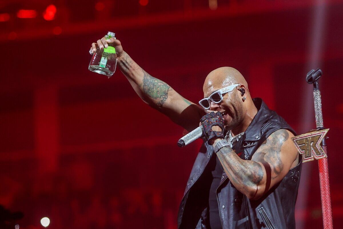 Хитмейкер 2010-х Flo Rida дал концерт в Москве и признался россиянам в любви: в аэропорту его встретили медведи с балалайками. Видео