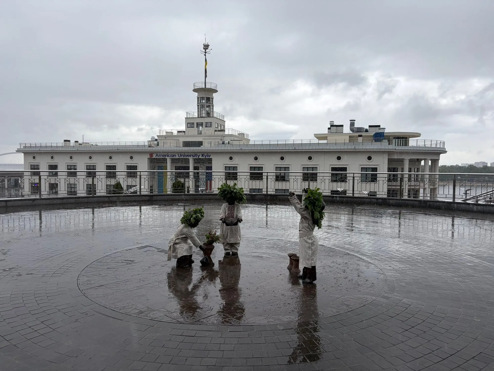 Трипільські образи та кераміка: малюків-засновників Києва переодягли на честь Дня міста та Трійці. Фото