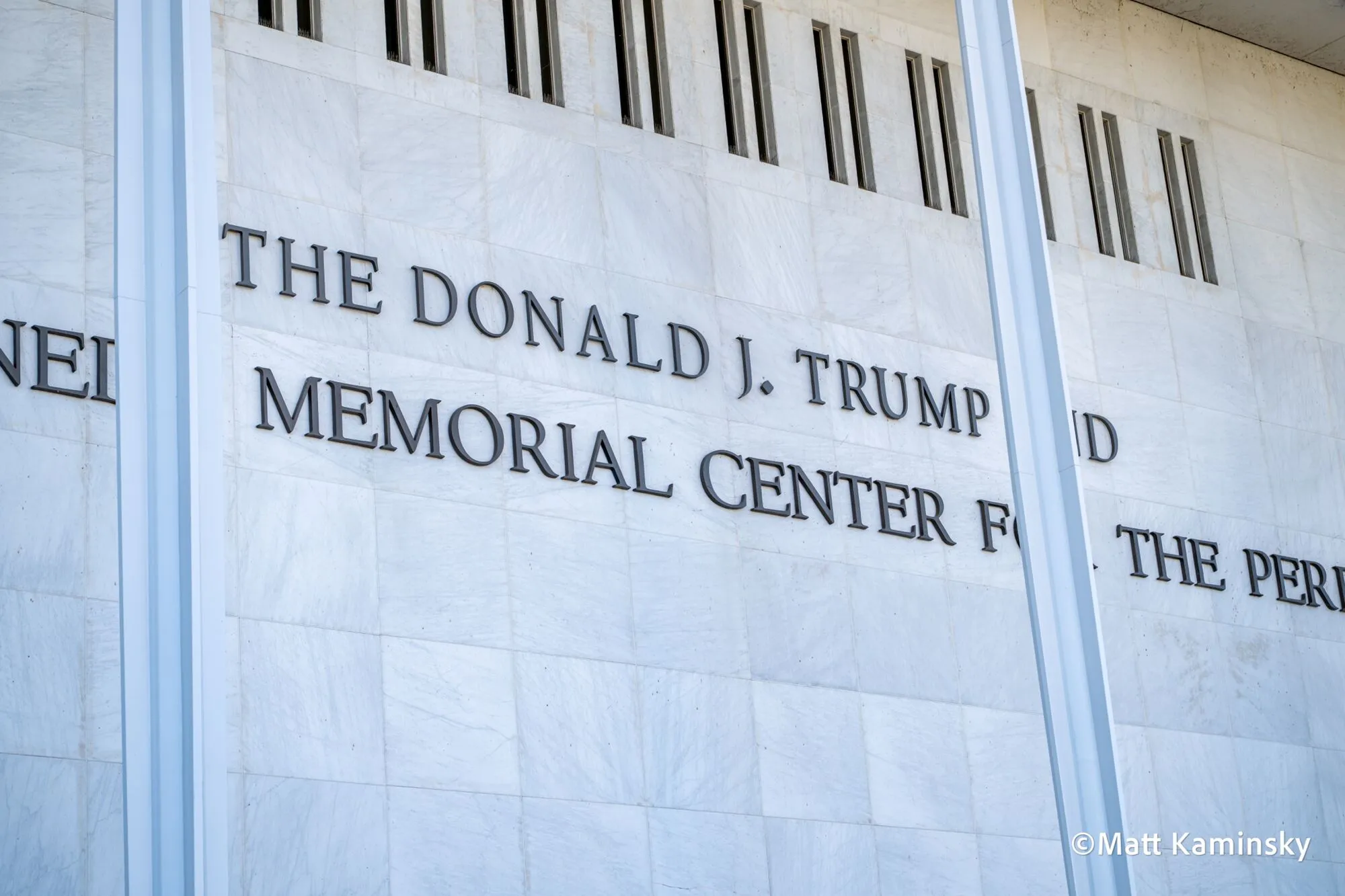 Суд у США заборонив Трампу перейменовувати Центр Кеннеді на свою честь: що відомо про рішення