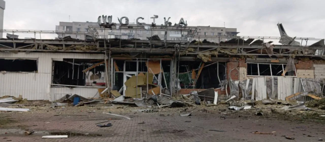 Были прямые попадания: оккупанты уничтожили здание вокзала в Шостке на Сумщине. Фото
