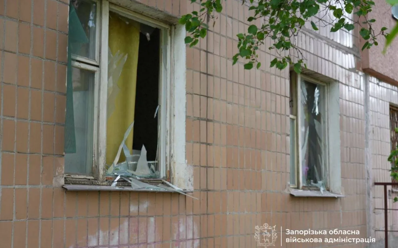 Оккупанты ударили по Запорожью: повреждены дома, погиб мужчина. Фото