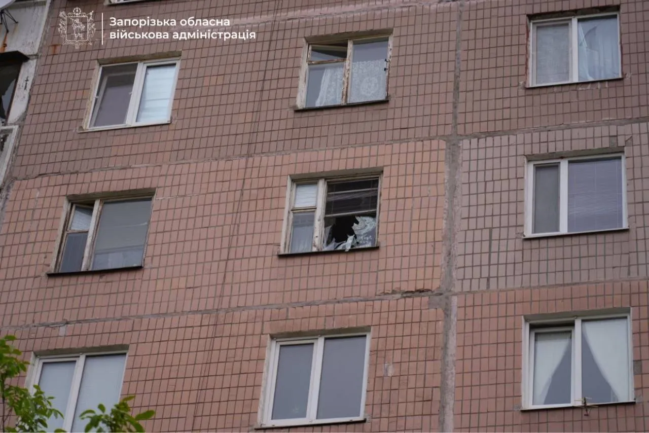 Оккупанты ударили по Запорожью: повреждены дома, погиб мужчина. Фото