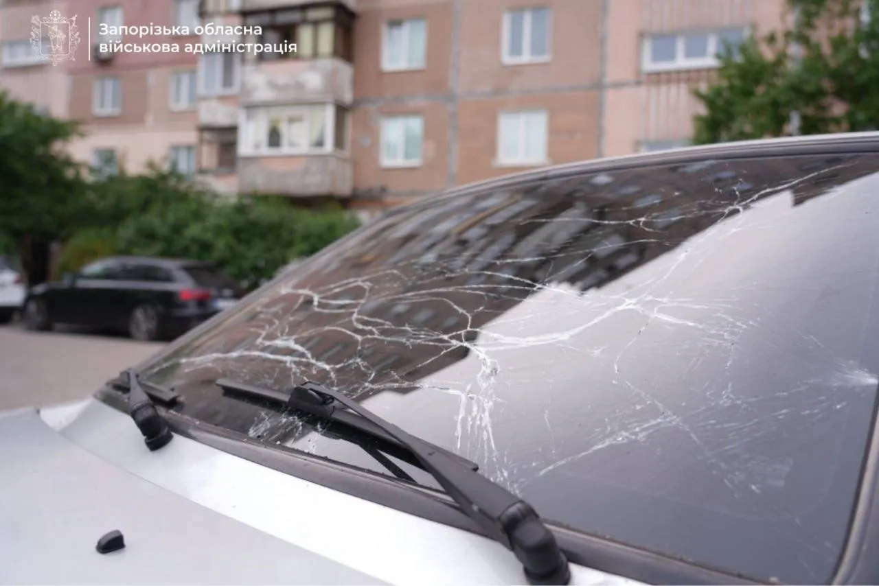 Оккупанты ударили по Запорожью: повреждены дома, погиб мужчина. Фото