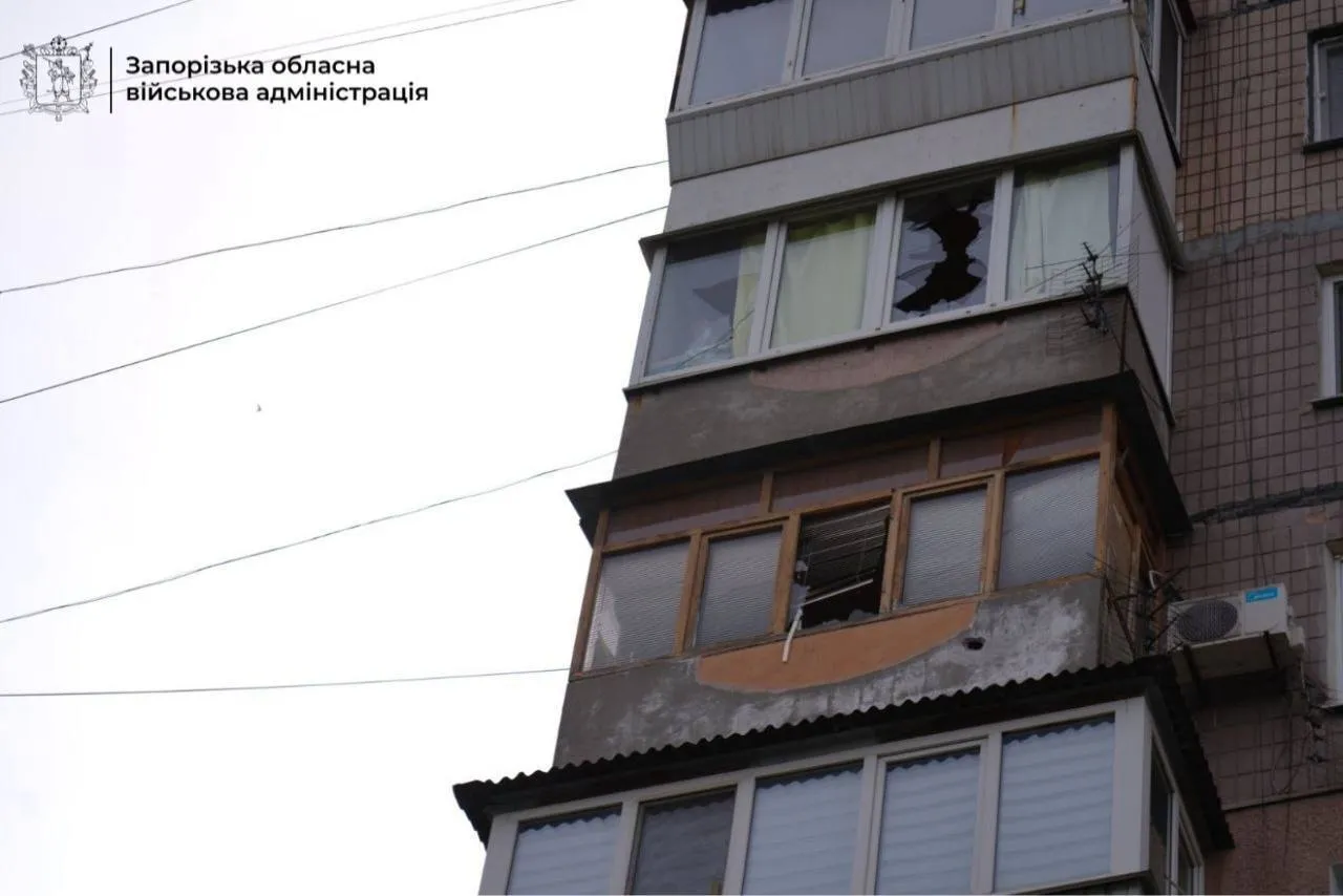 Оккупанты ударили по Запорожью: повреждены дома, погиб мужчина. Фото