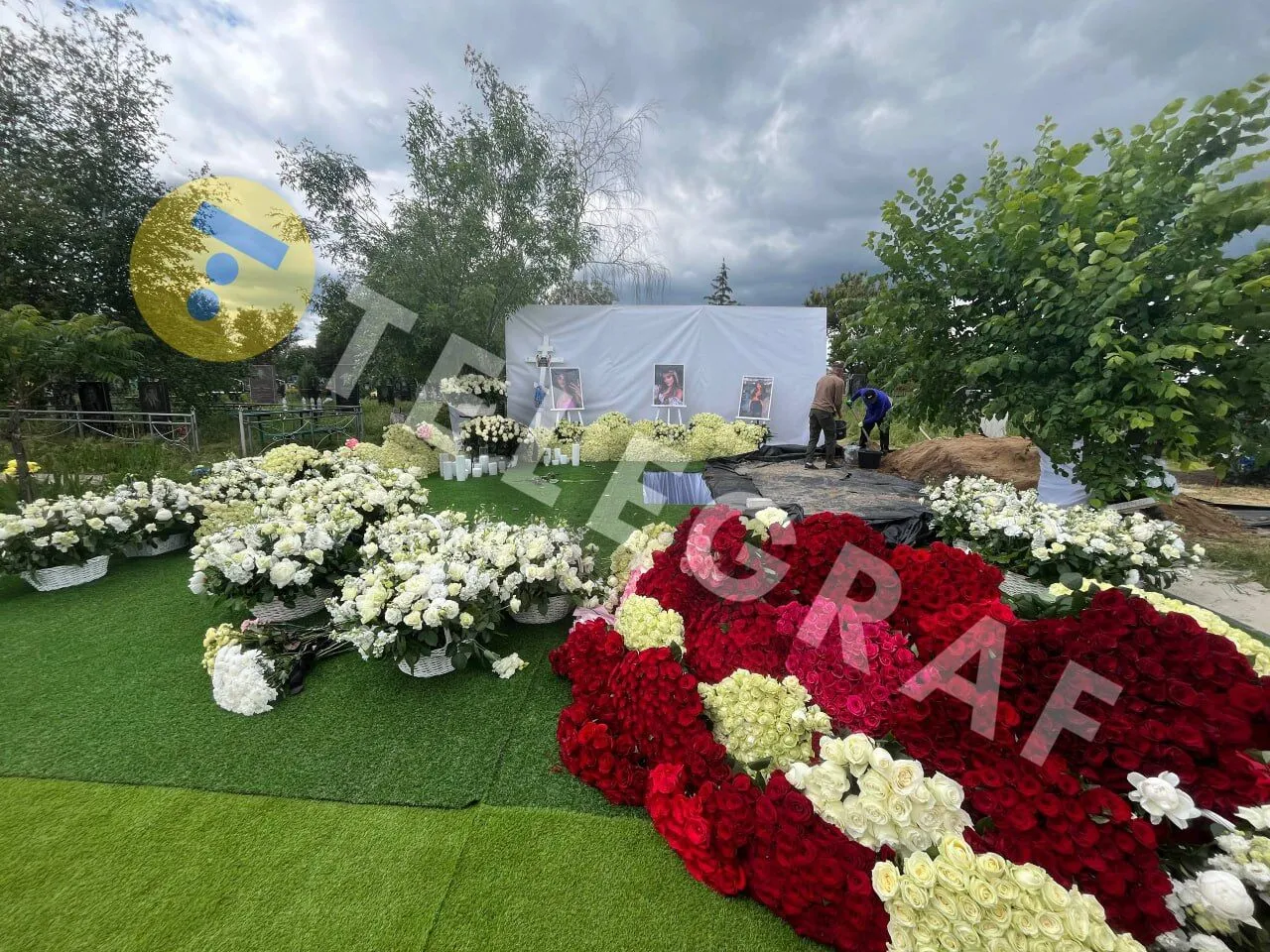 Близькі Vikunciy принесли на її місце поховання багато квітів