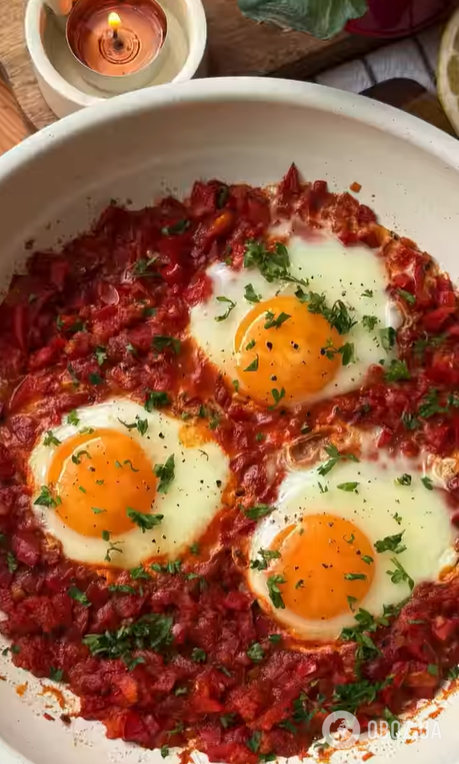 Самая вкусная шакшука с помидорами и зеленью: как приготовить