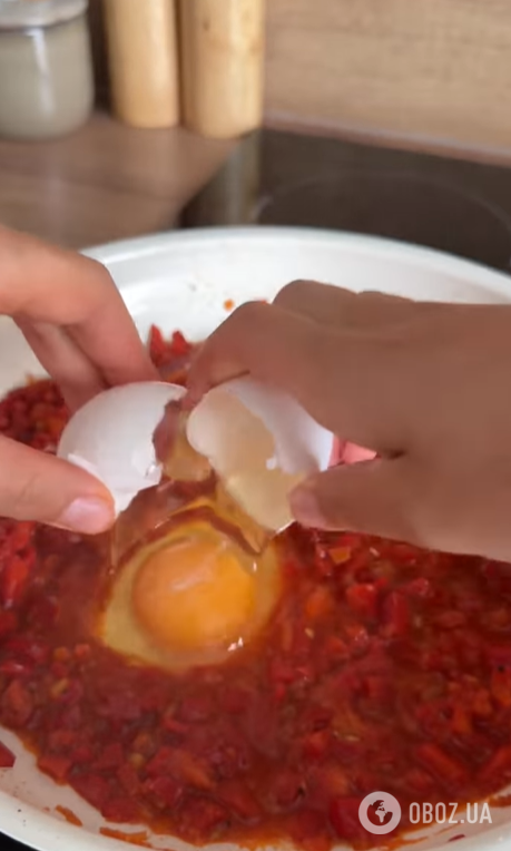 Самая вкусная шакшука с помидорами и зеленью: как приготовить