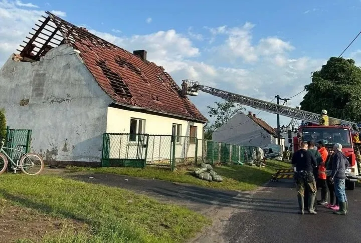 В Польше прошел мощный смерч: ветер срывал крыши со зданий, повалено много деревьев. Фото