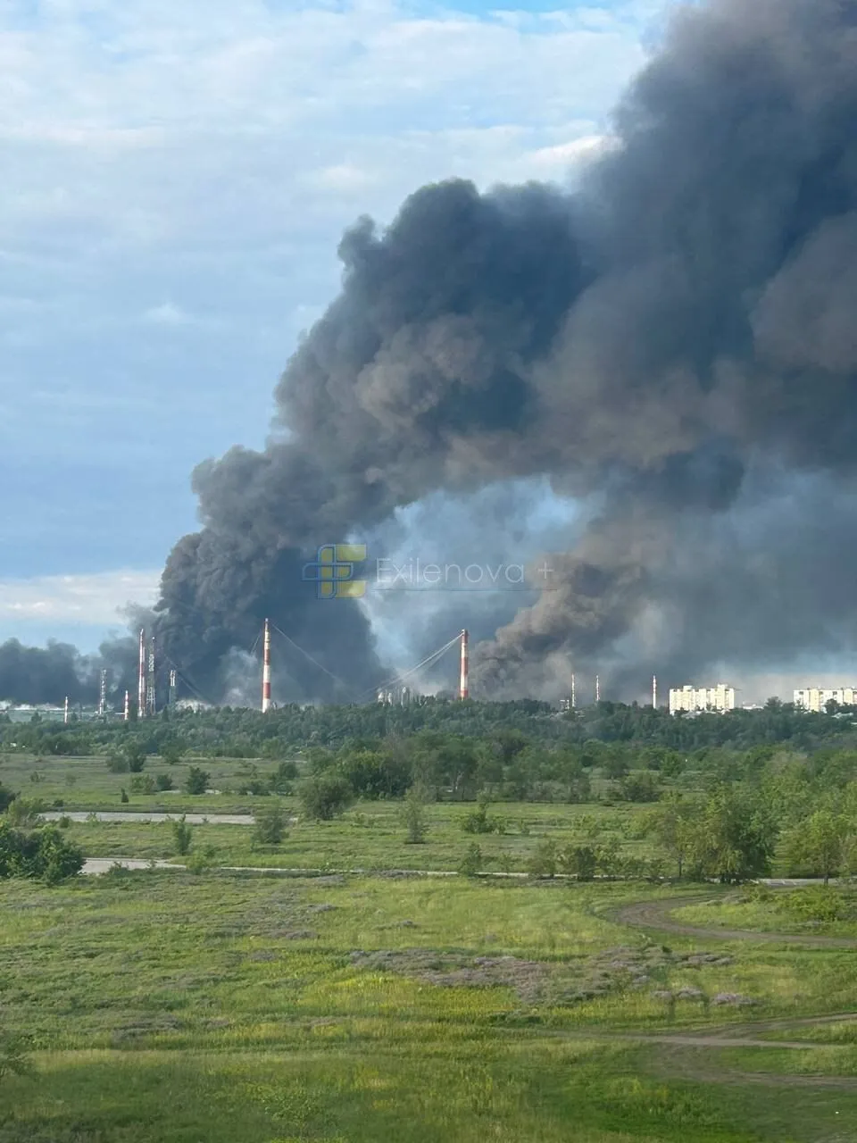 Под ударом – НПЗ: российский Саратов атаковали дроны, вспыхнул пожар. Фото и видео