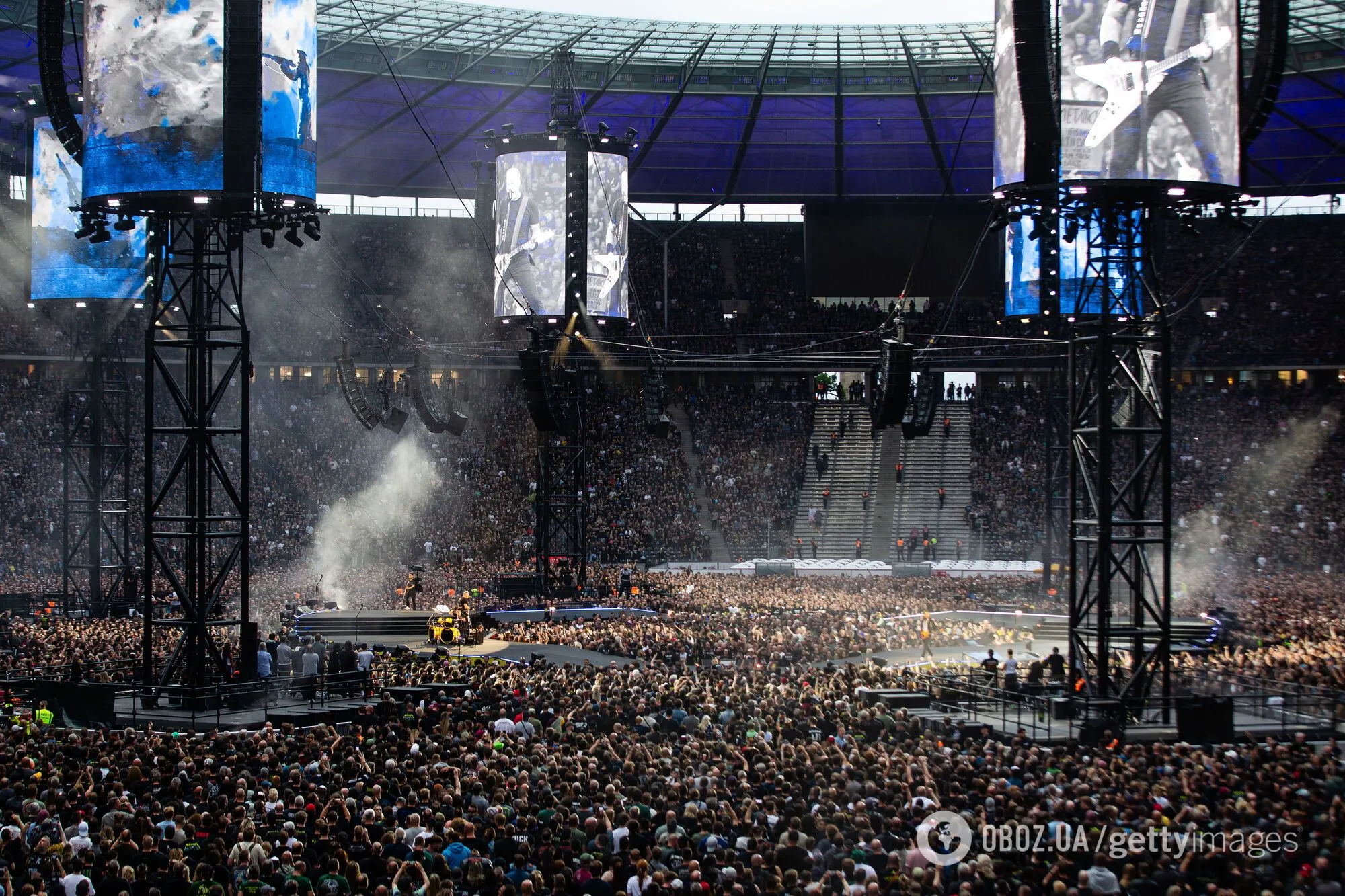 Легенды метал-рока Metallica обратились к "особой подруге из Украины" перед 95 тысячами зрителей: как артисты поддерживают нашу страну