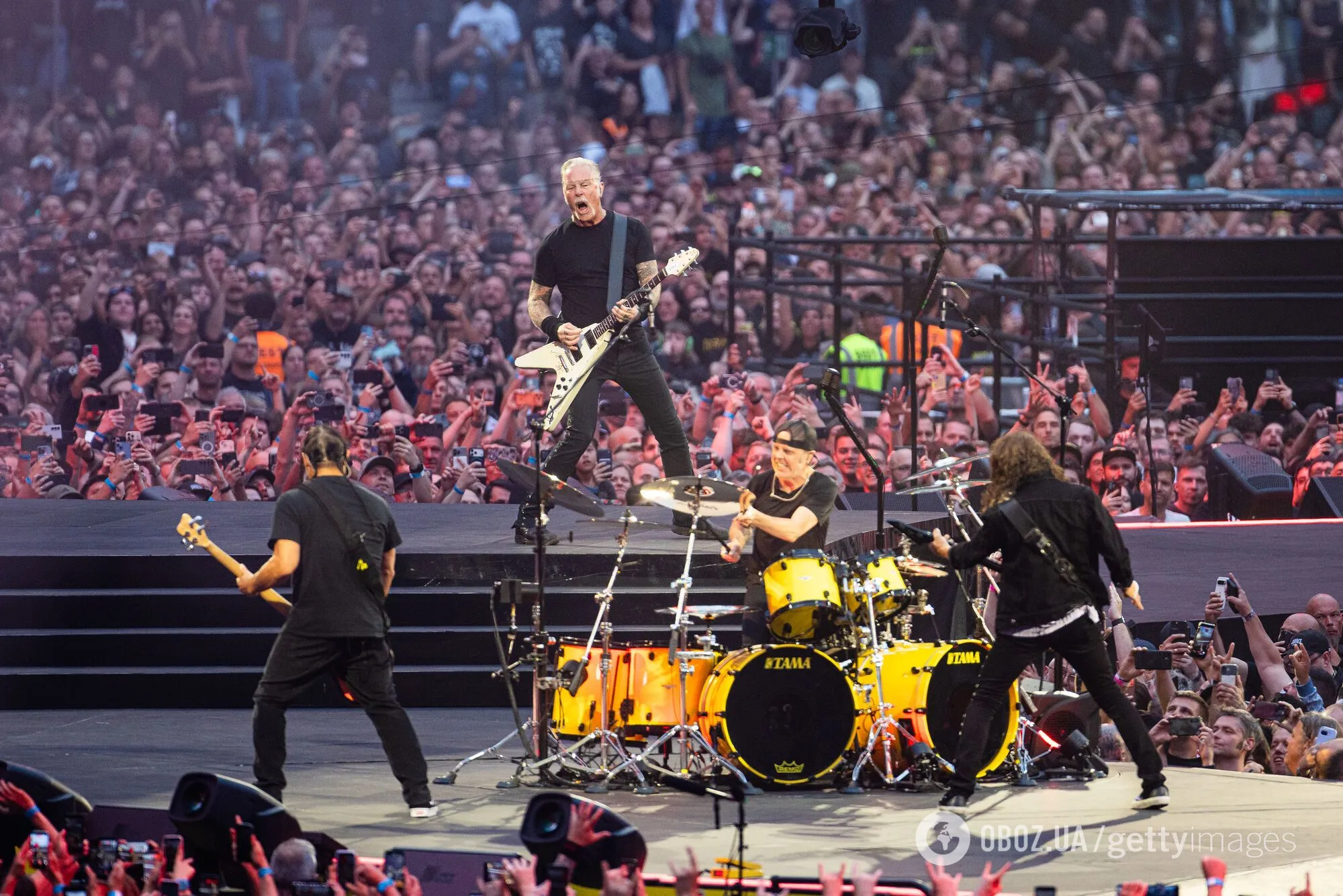Легенды метал-рока Metallica обратились к "особой подруге из Украины" перед 95 тысячами зрителей: как артисты поддерживают нашу страну