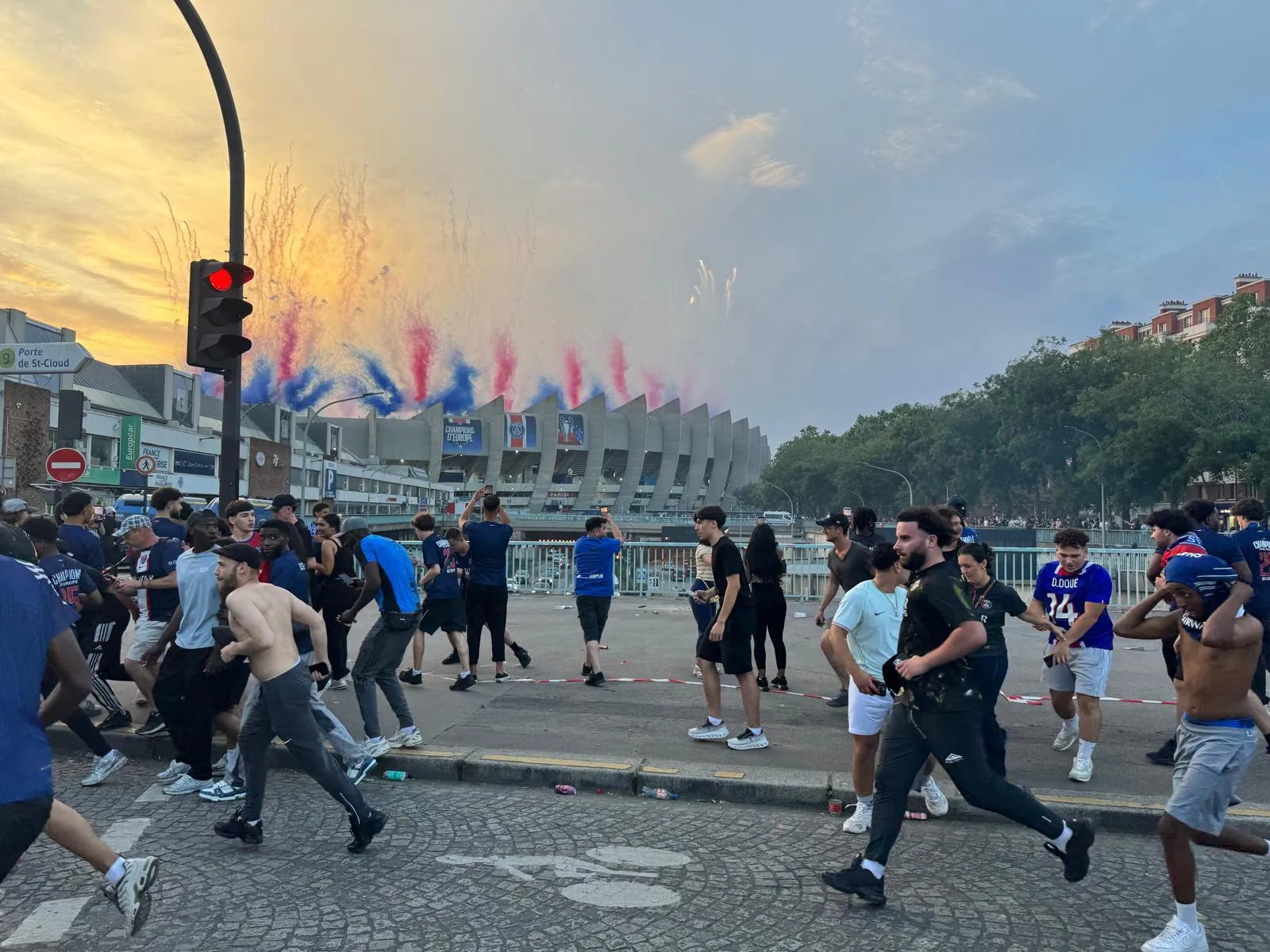 Після перемоги ПСЖ у фіналі Ліги чемпіонів у Парижі знову сталися масові заворушення: знищувалося і горіло все. Фото та відео