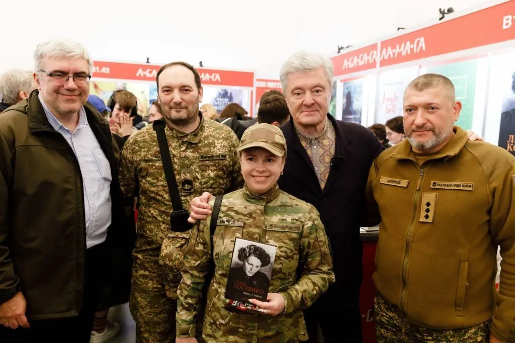 Семейная традиция: Петр и Марина Порошенко посетили Книжный Арсенал. Фото