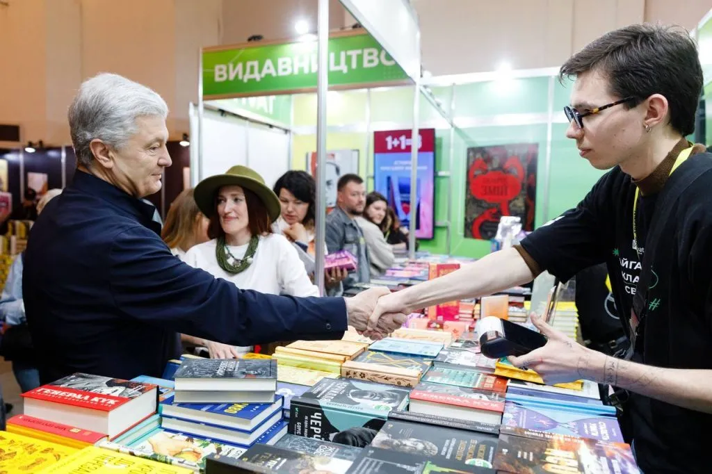 Семейная традиция: Петр и Марина Порошенко посетили Книжный Арсенал. Фото