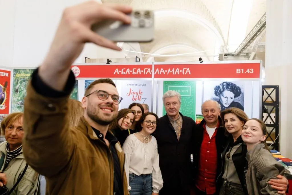 Семейная традиция: Петр и Марина Порошенко посетили Книжный Арсенал. Фото