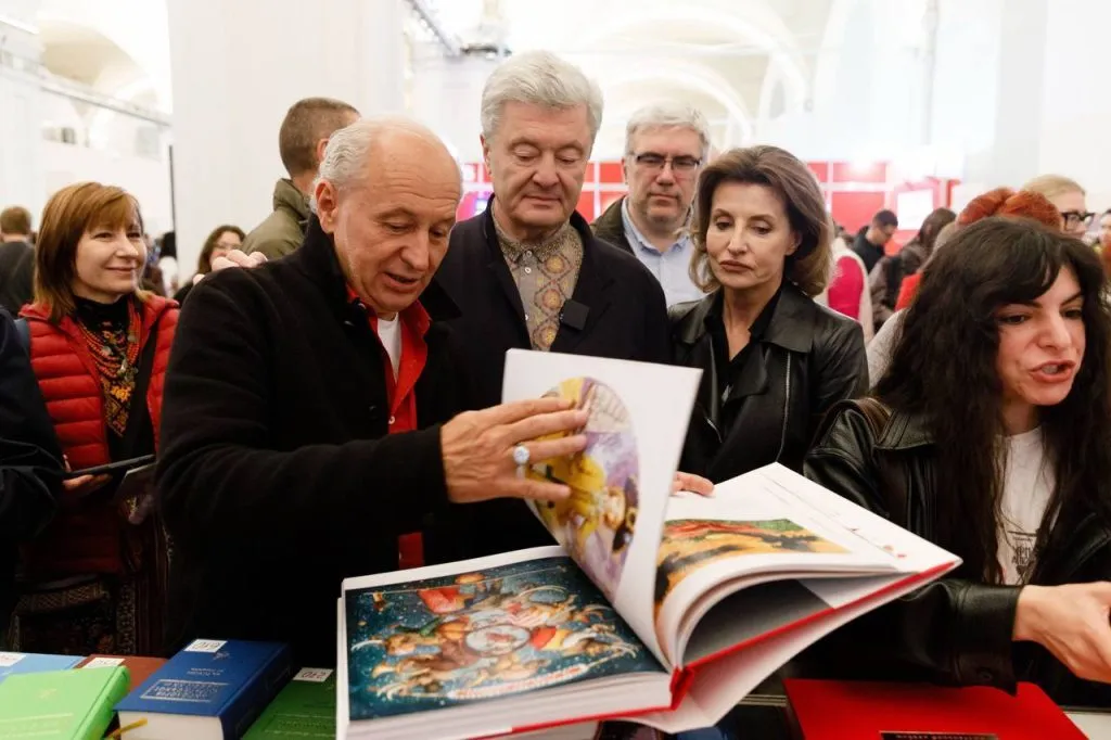 Семейная традиция: Петр и Марина Порошенко посетили Книжный Арсенал. Фото