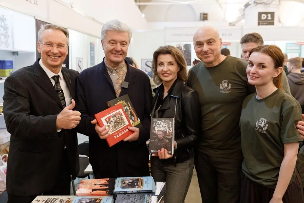 Семейная традиция: Петр и Марина Порошенко посетили Книжный Арсенал. Фото