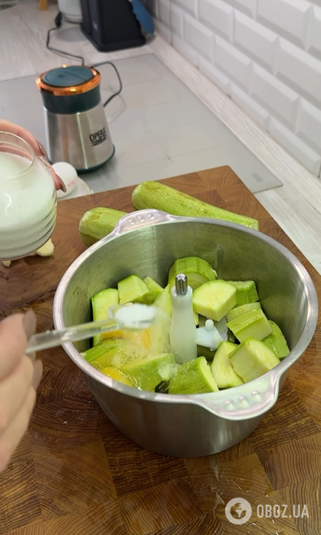Вкусные кабачковые рулетики: внутрь добавьте крем-сыр и красную рыбу