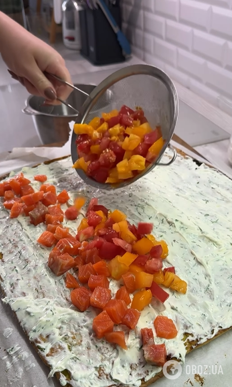 Вкусные кабачковые рулетики: внутрь добавьте крем-сыр и красную рыбу