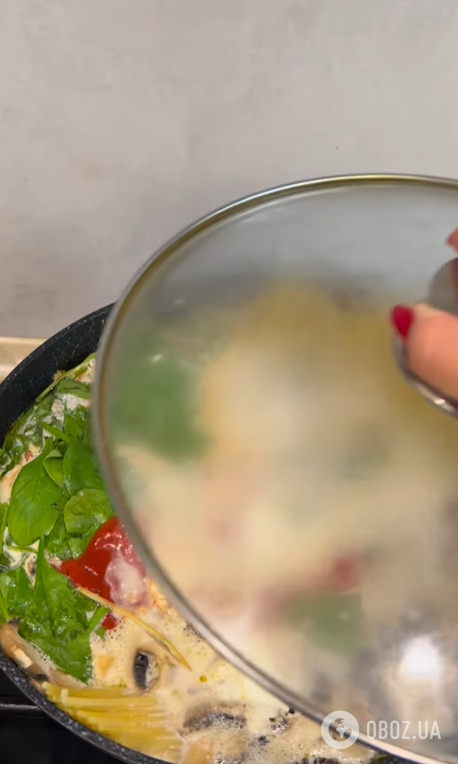 Ленивая паста с грибами и помидорами на сковородке: как приготовить