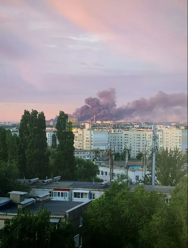 На території підприємства масштабна пожежа: у Генштабі підтвердили ураження Саратовського НПЗ. Фото і відео