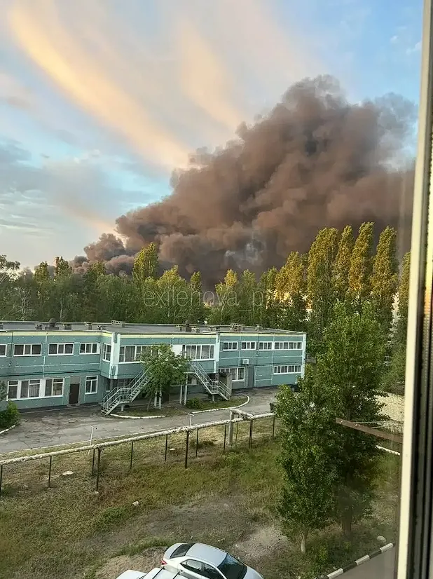 На території підприємства масштабна пожежа: у Генштабі підтвердили ураження Саратовського НПЗ. Фото і відео