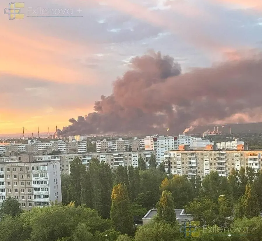 На території підприємства масштабна пожежа: у Генштабі підтвердили ураження Саратовського НПЗ. Фото і відео