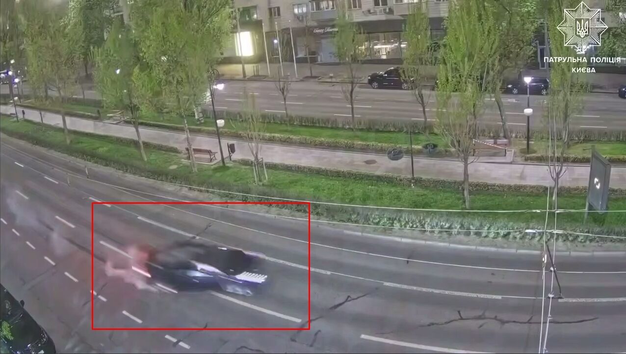 У Києві п’яний водій на швидкості протаранив світлофор: дивом ніхто не постраждав. Відео та подробиці