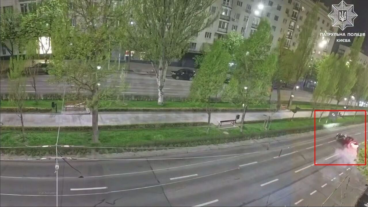 У Києві п’яний водій на швидкості протаранив світлофор: дивом ніхто не постраждав. Відео та подробиці