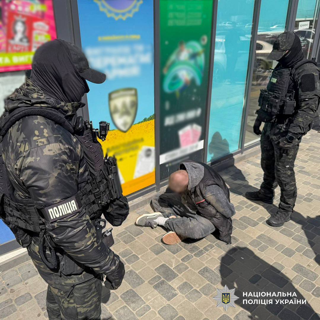 За $25 тыс. обещал устроить военным капелланом: в Киеве задержали "специалиста по нелегальному бронированию". Фото