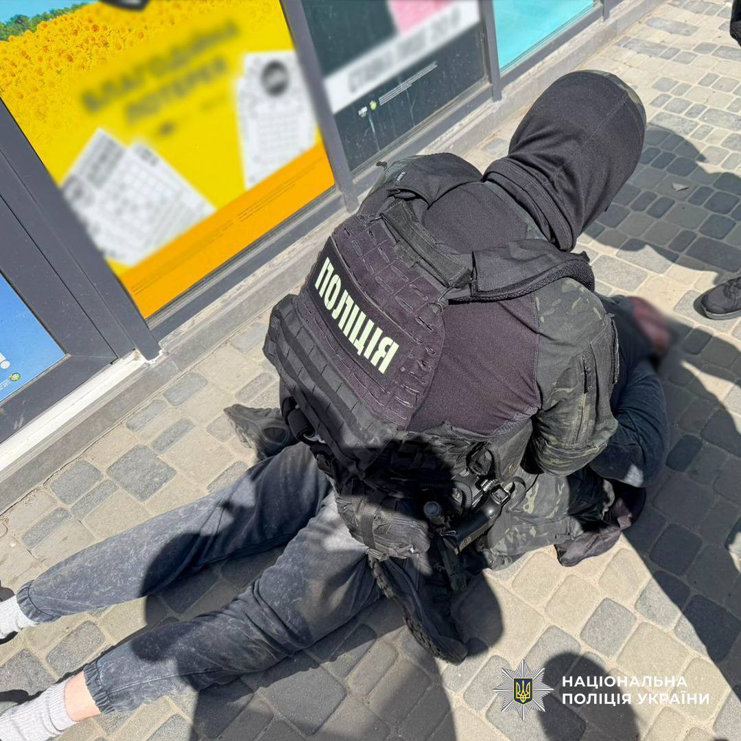 За $25 тыс. обещал устроить военным капелланом: в Киеве задержали "специалиста по нелегальному бронированию". Фото