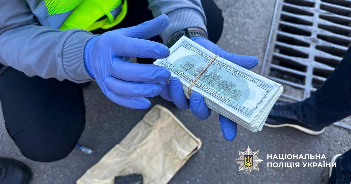 За $25 тыс. обещал устроить военным капелланом: в Киеве задержали "специалиста по нелегальному бронированию". Фото
