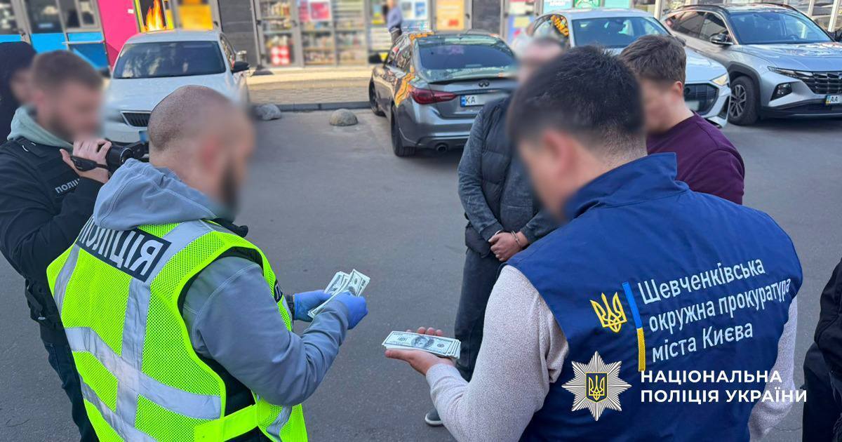 За $25 тыс. обещал устроить военным капелланом: в Киеве задержали "специалиста по нелегальному бронированию". Фото