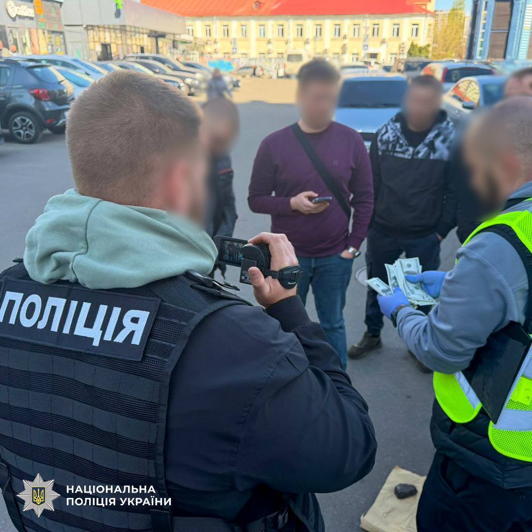 За $25 тыс. обещал устроить военным капелланом: в Киеве задержали "специалиста по нелегальному бронированию". Фото