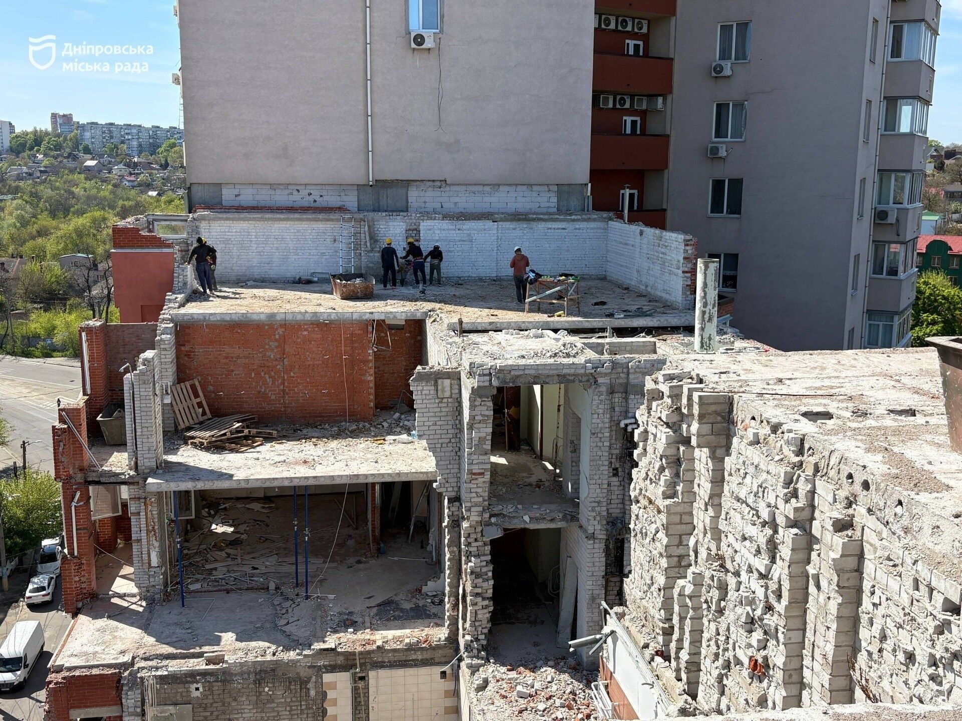 Возвращение домой до конца года: как в Днепре восстанавливают изуродованную многоэтажку