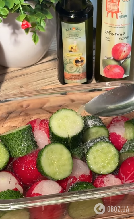 Сочные битые овощи с чесноком и зеленью: вариант идеальной весенней закуски