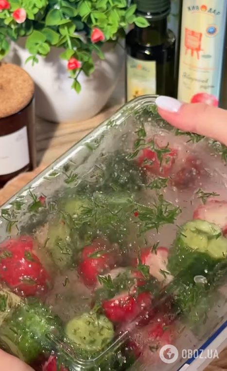 Сочные битые овощи с чесноком и зеленью: вариант идеальной весенней закуски