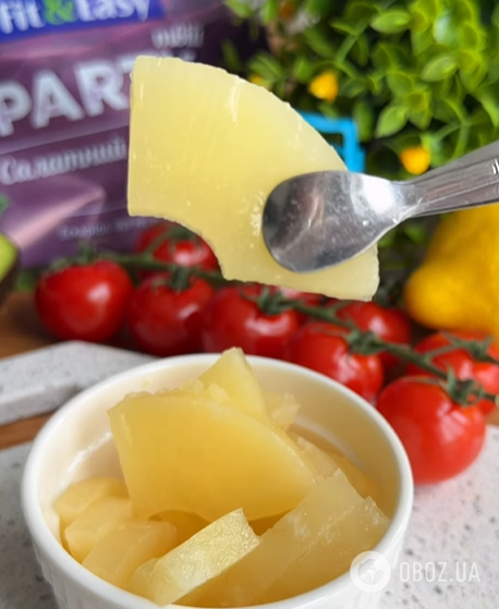 Смачний салат з куркою та карамелізованими ананасами: ефектна страва, яка сподобається всім