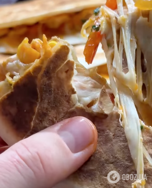 Хрустящая закуска из тортильи с вкусной начинкой: делимся легким рецептом блюда для перекуса