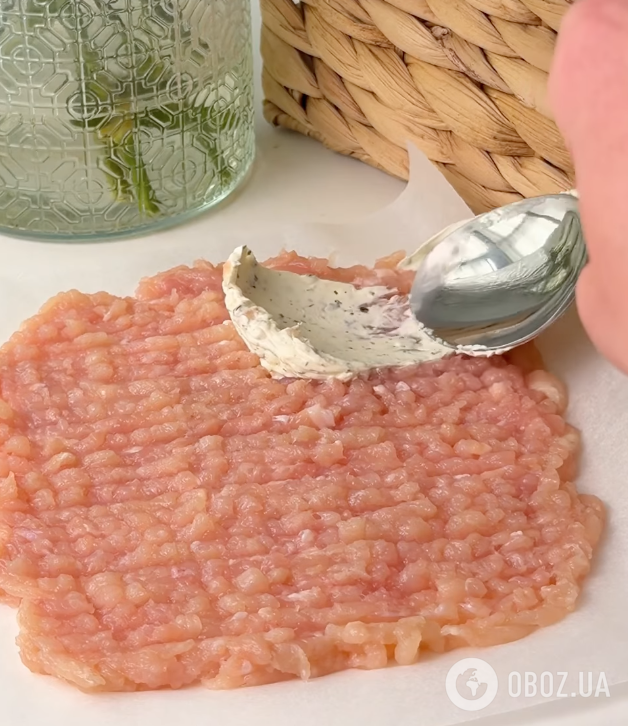 Сочные конвертики из фарша с сыром и помидорами: рецепт сытного и полезного блюда