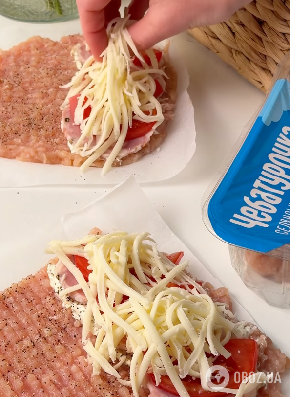 Сочные конвертики из фарша с сыром и помидорами: рецепт сытного и полезного блюда