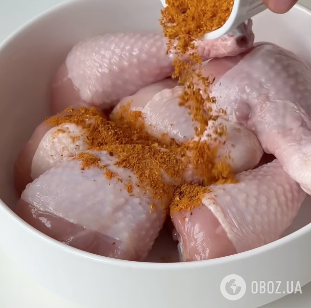 Запечені гомілки з картоплею та спеціями для вечері: рецепт смачної страви для всієї родини